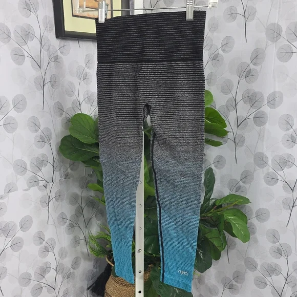 Ryka Seamless Ombre High-Waisted Crop Leggings | Blue | Small - Picture 5 of 9